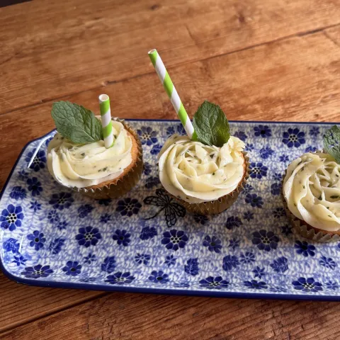 Munt en limoen boven cupcake